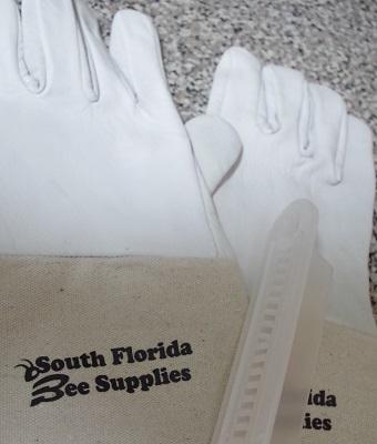 Souvenirs: Handschuhe und SHB-Falle - Bild: Melanie von Orlow