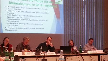 Podium des BeeBerlin 2015: v.l.n.r. M. Platta (LINKE), P. Magalski (Piraten), Dr. M.-W. Kohfink, Dr. T. Altgut (Grünen), D. Freymark (CDU) - Bild: Dr. Melanie von Orlow